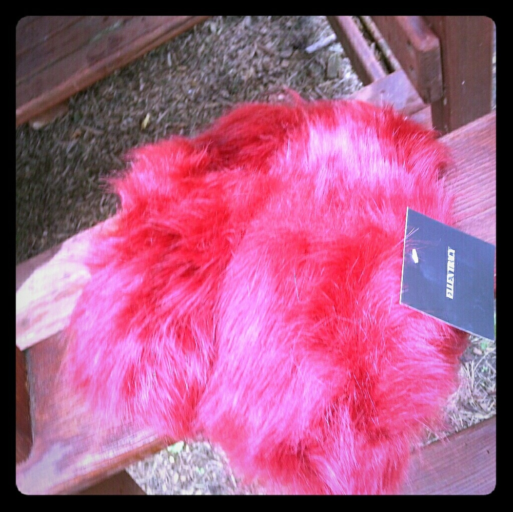 Ellen Tracy reddish maroon hairstyle slippers